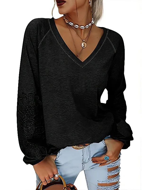 Loose-Fitting V-Neck T-Shirt with Lace Detailing Modern Contemporary Chic