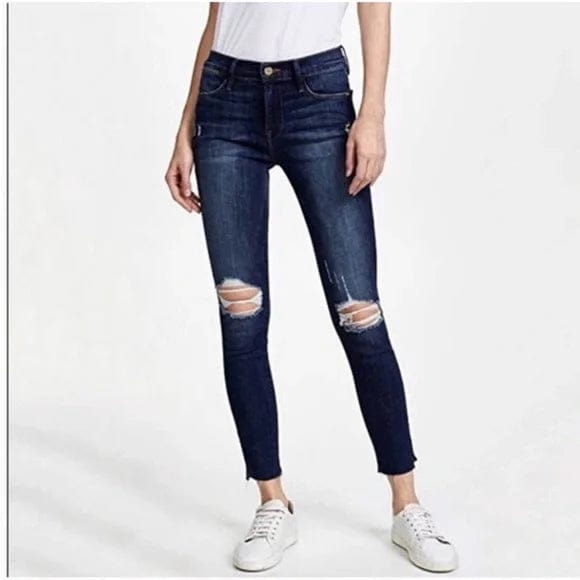 Le Skinny de Jeanne in Wriley Wash Fashionable Relaxed Fit Denim